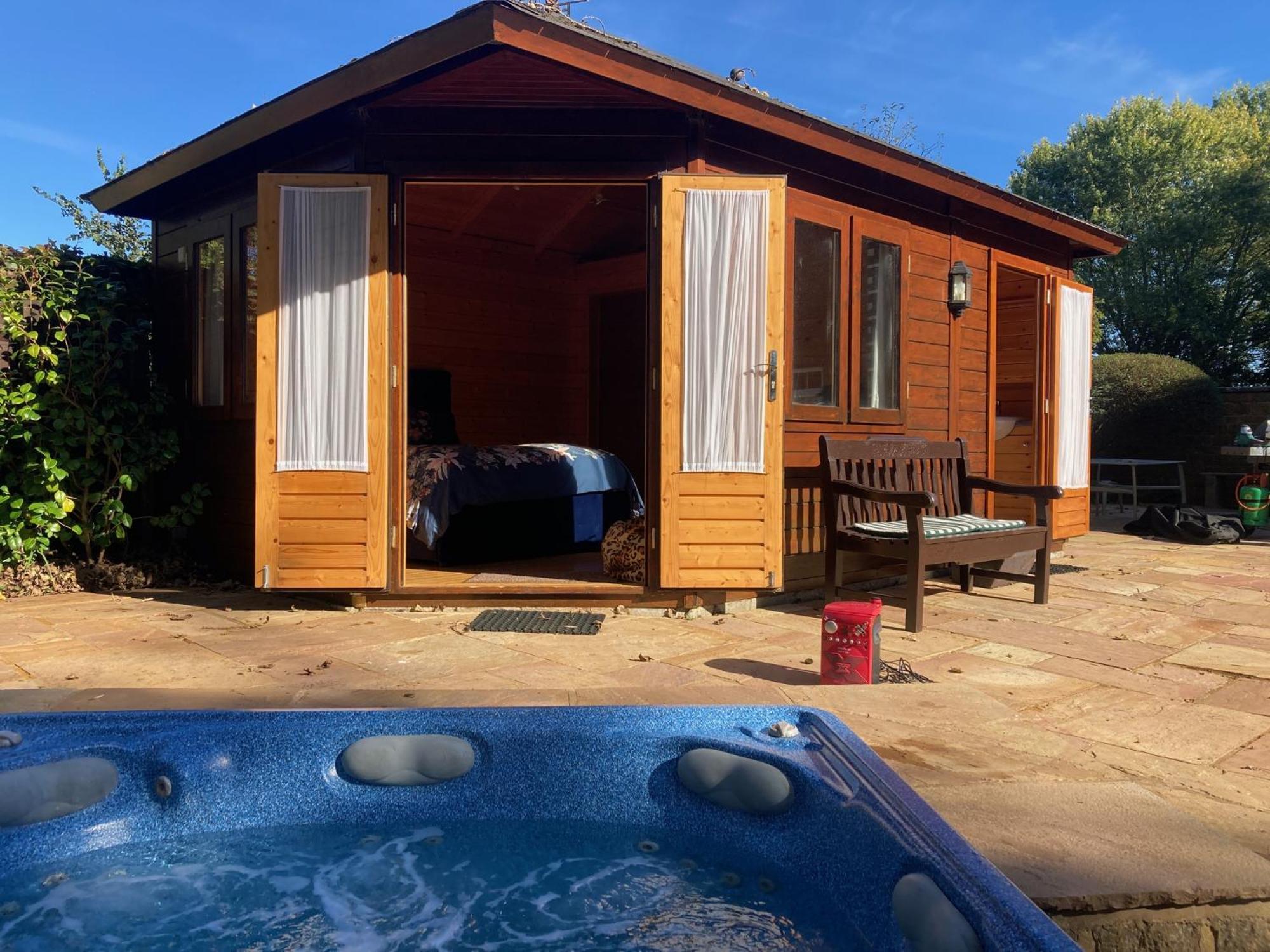 Exclusive 2 Bedroom Apartment With Summer House And Hot Tub Daventry Eksteriør bilde