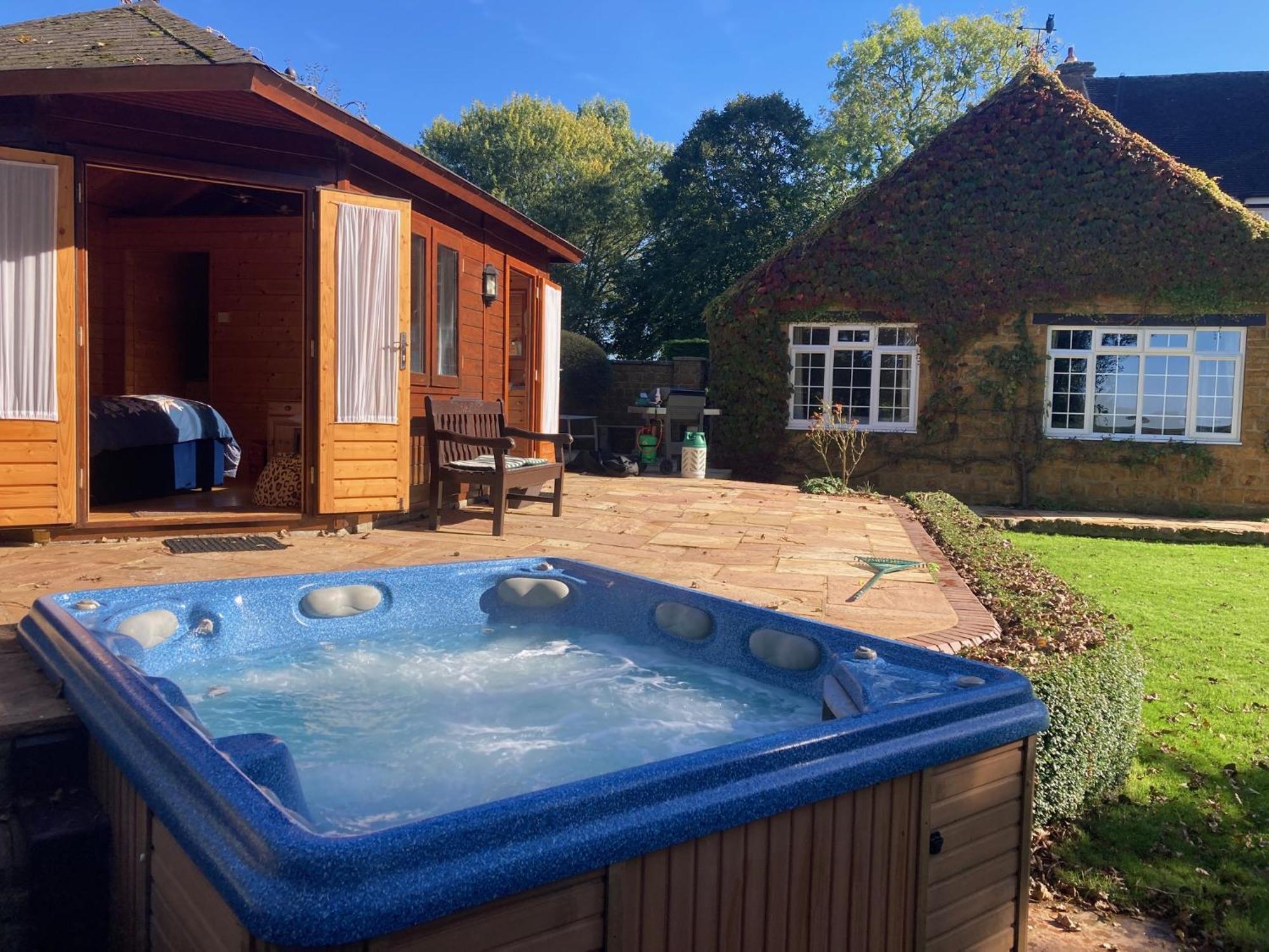 Exclusive 2 Bedroom Apartment With Summer House And Hot Tub Daventry Eksteriør bilde